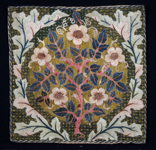 Design of rose stem with wreath of oak leaves surrounded