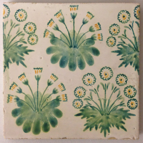 Tile, hand painted with clumps of daisies