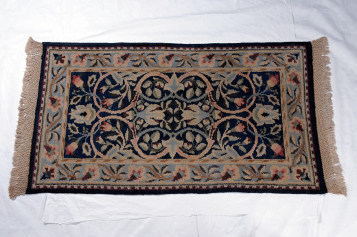 Hand-knotted 'Hammersmith' rug with fringe