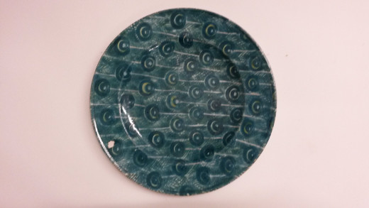 Ceramic plate with design of peacock feathers